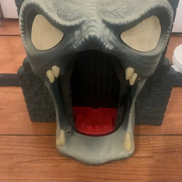 1986 LJN THUNDERCATS MUMM-RA’S FORTRESS PLAYSET (Middle)